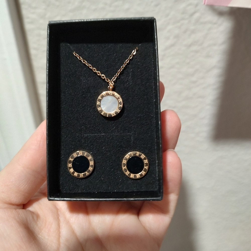 Elegant Set Necklace and Earrings Roman Numerals - Picture 7 of 8